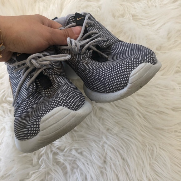 ✔️ GUC✔️ NIKE grey/gold Roshe One ~ size 8.5 - Picture 7 of 8